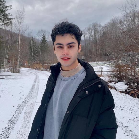 Profile Picture of Luke Rosario (@lukerosarrio) on Poshmark