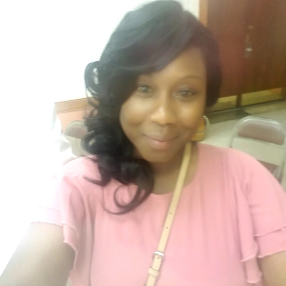 Profile Picture of Kacora Bedford (@kacorabedford) on Poshmark