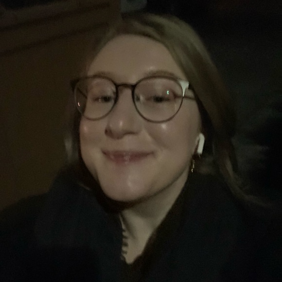 Profile Picture of Laura Arpin (@lauraarpin) on Poshmark