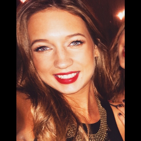 Profile Picture of Abby Brewart (@abbyknick) on Poshmark