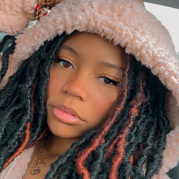 Profile Picture of Chyna Rixey (@chynaa_20) on Poshmark