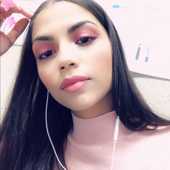 Profile Picture of Laura Donastor (@lauradonastor) on Poshmark