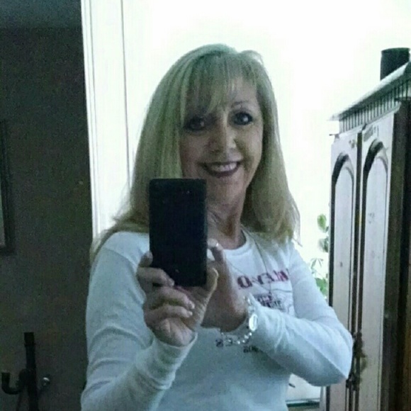 Profile Picture of Martha Reid (@lilblonde57) on Poshmark