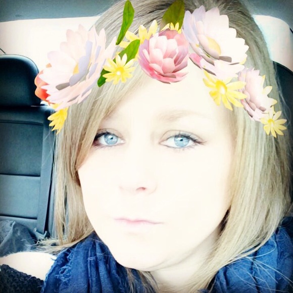 Profile Picture of Jona Fournier (@jona123fournier) on Poshmark