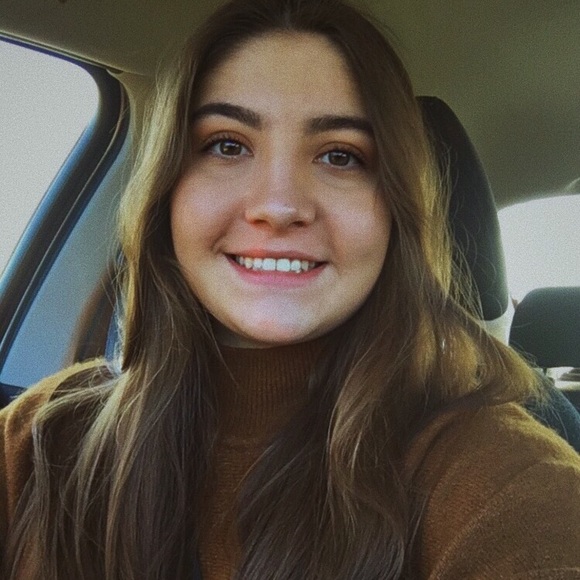 Profile Picture of Adrianna Granillo (@adriannagranill) on Poshmark