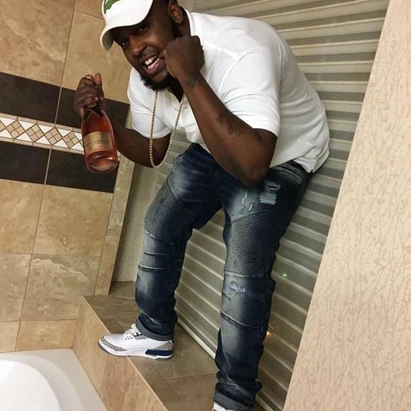 Profile Picture of Alexis Navaroli (@alexisnavaroli) on Poshmark