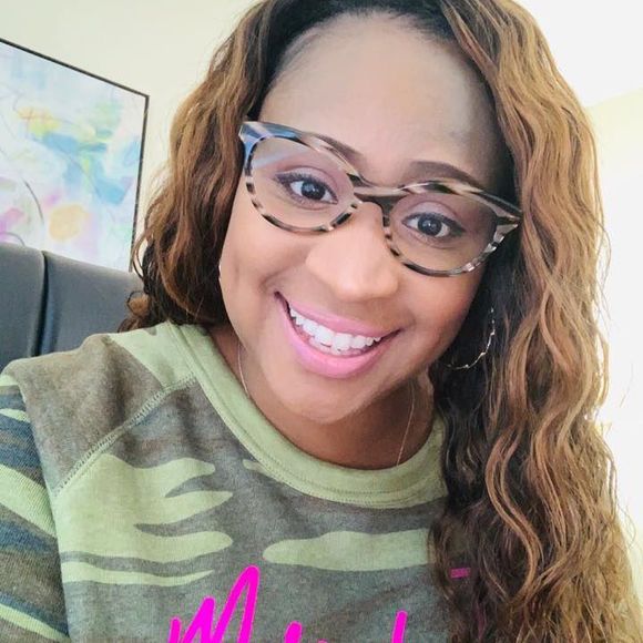 Profile Picture of Robyn Barringer (@robynbarringer) on Poshmark