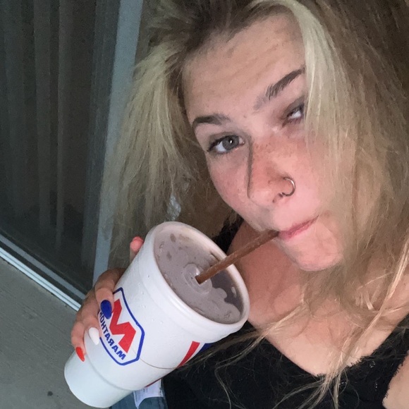 Profile Picture of Tessa Surber (@tessasurber) on Poshmark