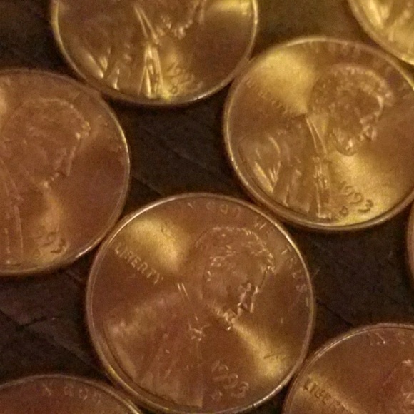 Profile Picture of Nikkie Ninis (@nikkieforshey) on Poshmark