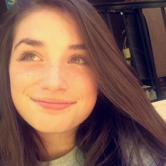 Profile Picture of Emma Gavlak (@emma_gavlak) on Poshmark