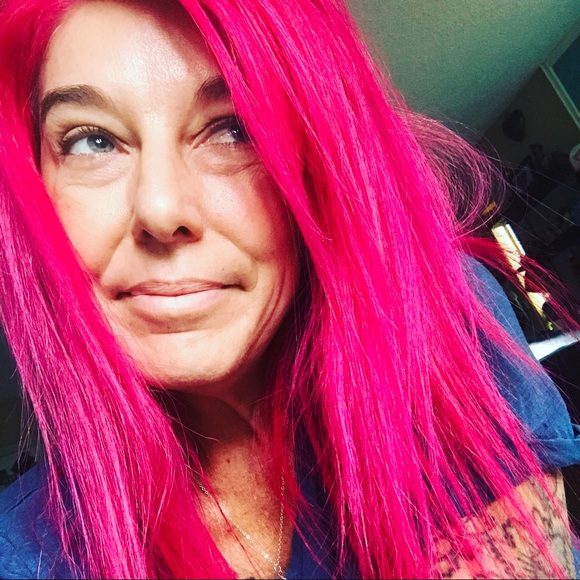 Profile Picture of Danielle Dailey (@ddailey69) on Poshmark