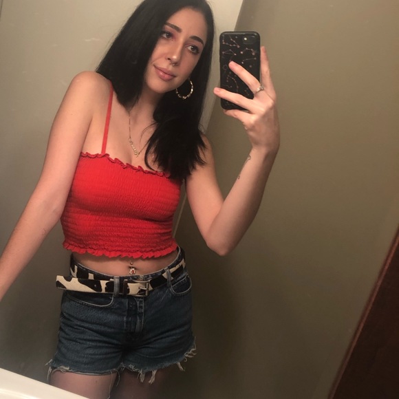 Profile Picture of Alex Mcdowell (@alexevelynm) on Poshmark