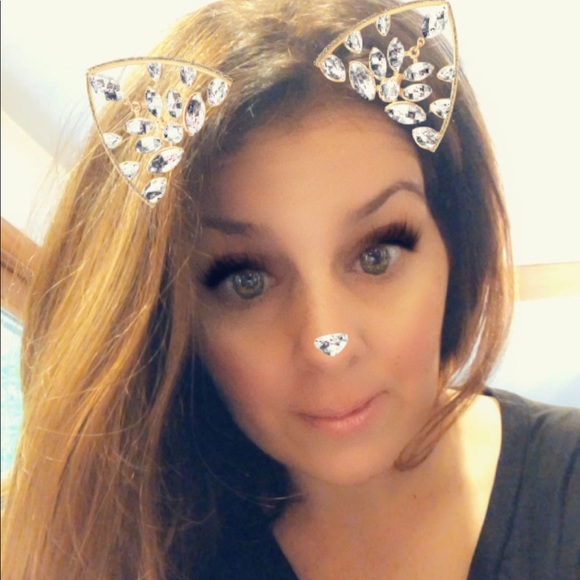 Profile Picture of Andrea Campbell (@bellavita86) on Poshmark