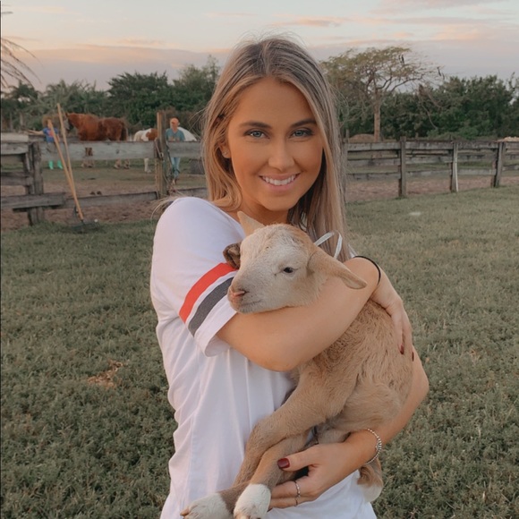 Profile Picture of Katelyn Swanson (@kayswan94) on Poshmark