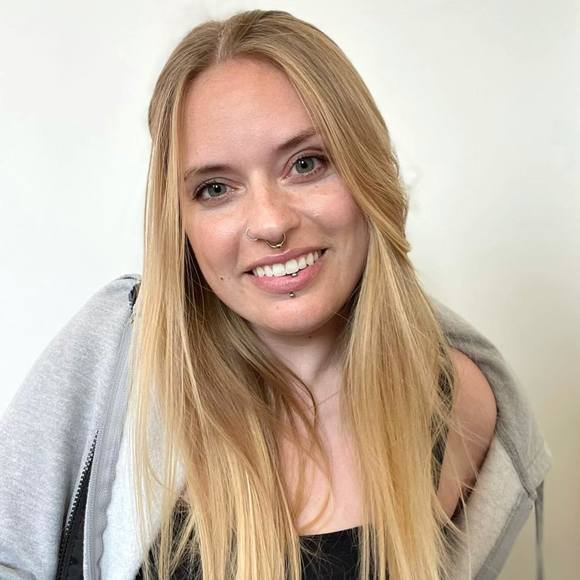 Profile Picture of Laura Barry (@l_barry) on Poshmark