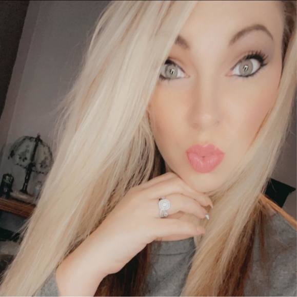 Profile Picture of Ashlee Olson (@ashleeolson532) on Poshmark