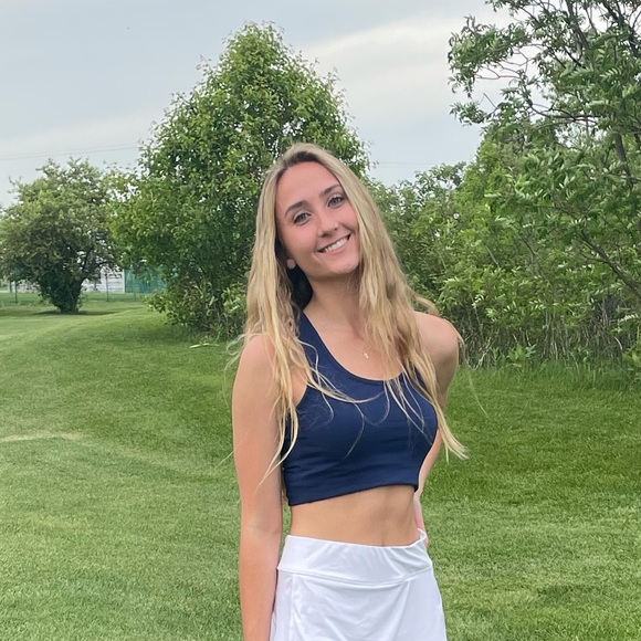 Profile Picture of Hannah Frame (@h_frame) on Poshmark