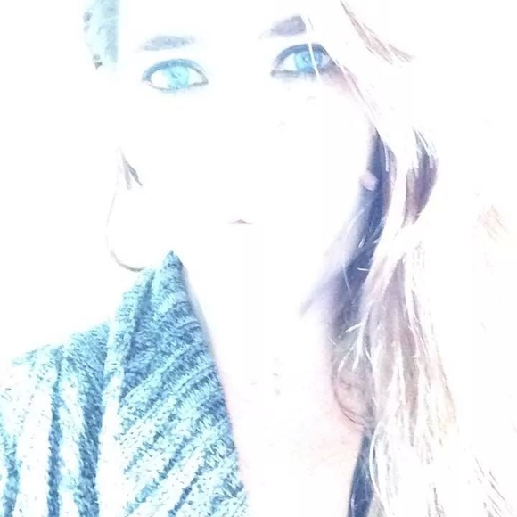 Profile Picture of Becky Vanleuven (@beckyvanleuven) on Poshmark