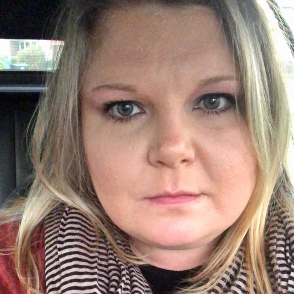 Profile Picture of Lisa Knauff (@lisak31110) on Poshmark