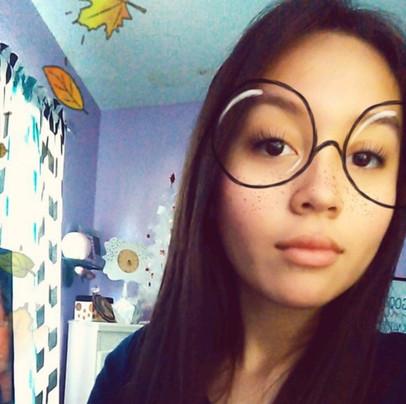 Profile Picture of Alexa Oballe (@alexa5381) on Poshmark