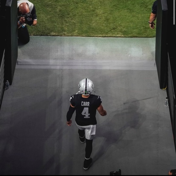 Profile Picture of Chris Esquivel (@chrisrl) on Poshmark