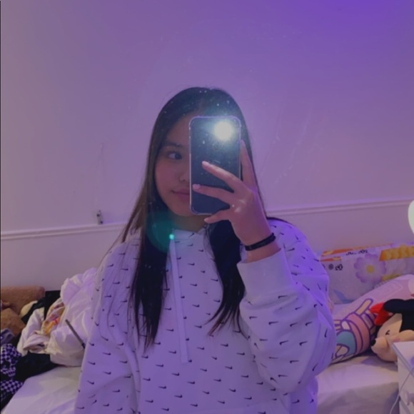 Profile Picture of Mona Yue (@mona_yue) on Poshmark