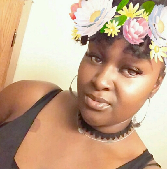 Profile Picture of Sophia Cooley (@sophiacool) on Poshmark