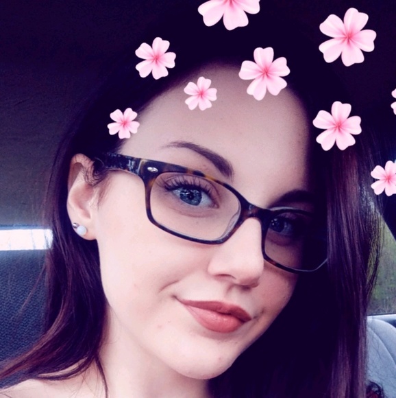 Profile Picture of Seanna Lund (@seannalund) on Poshmark