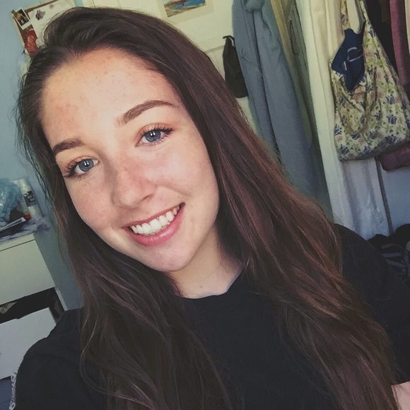 Profile Picture of Esmee Sinor (@esmeesinor) on Poshmark