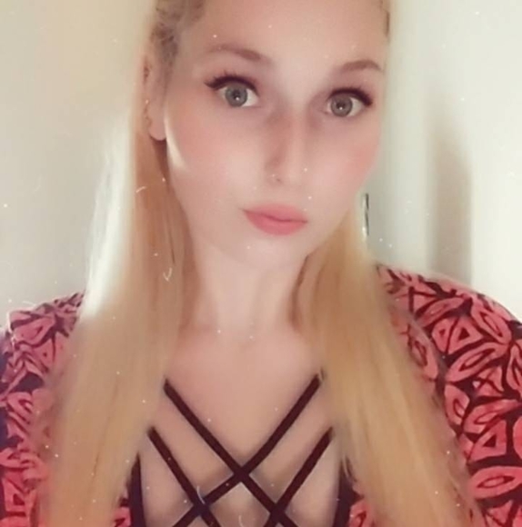 Profile Picture of Shannon Larsen (@xoshannon789xo) on Poshmark