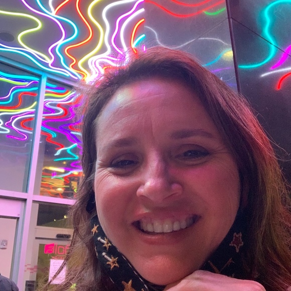 Profile Picture of Lisa Field (@outsidelisa) on Poshmark