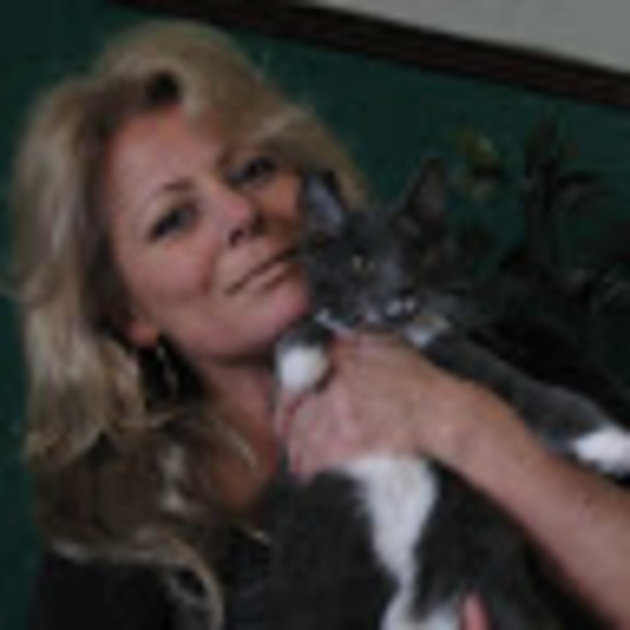 Profile Picture of Suzanne Cossette (@squek7) on Poshmark