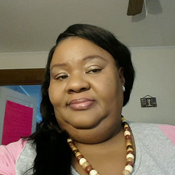 Profile Picture of Andrea Barrett (@andreabarrett22) on Poshmark