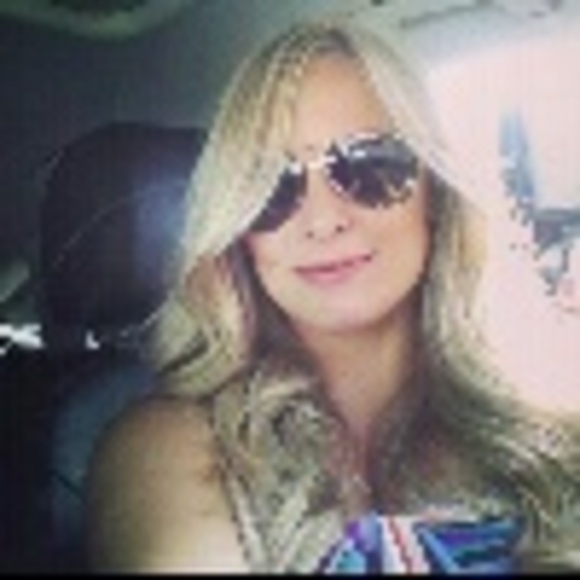 Profile Picture of Kristle Garton (@love_kristle) on Poshmark