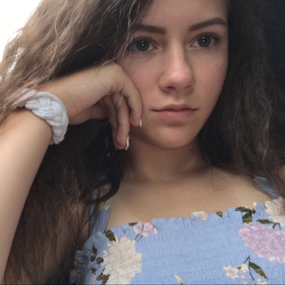 Profile Picture of Alyssa Egloff (@alyssaegloff) on Poshmark