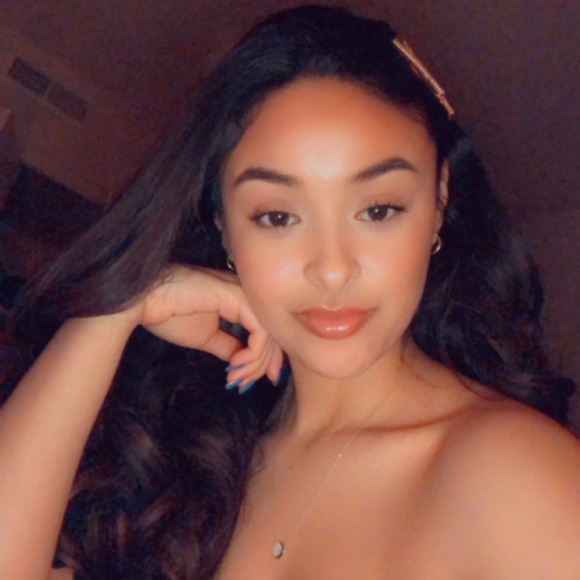 Profile Picture of Amelia Ruiz (@ameliaruiz236) on Poshmark