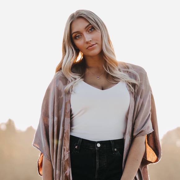 Profile Picture of Hailey Webb (@haileywebb08) on Poshmark