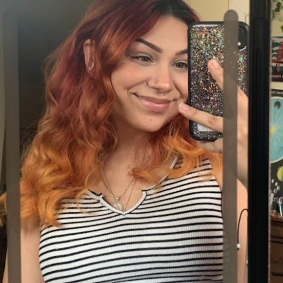 Profile Picture of Juliamarie Hitter (@juliamarie_h) on Poshmark