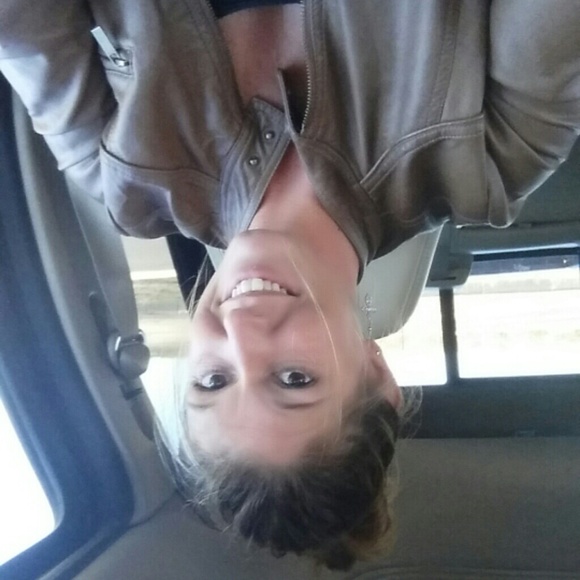 Profile Picture of Erica Kumamoto (@ekumamoto) on Poshmark