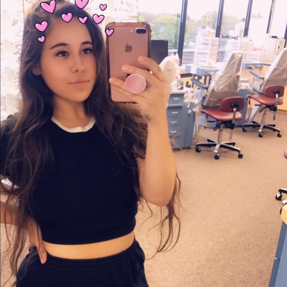 Profile Picture of Mariana Riggioni (@mrigg_) on Poshmark