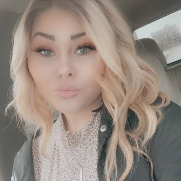Profile Picture of Savannah Carpenter (@savannahall) on Poshmark