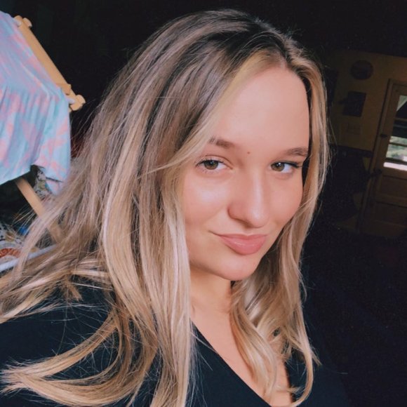 Profile Picture of Lea Adams (@leaadams340) on Poshmark