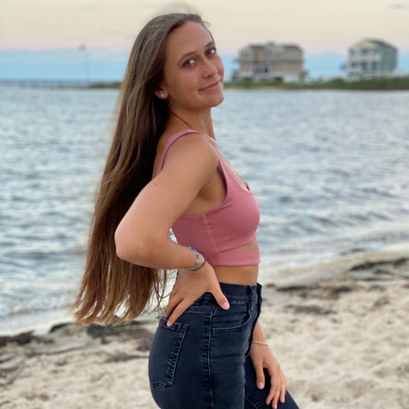 Profile Picture of Tiffany Kellstrom (@tiff_kell) on Poshmark