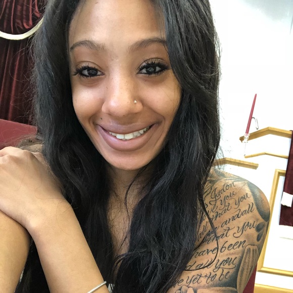Profile Picture of Nya Moore (@alainn_galanta) on Poshmark