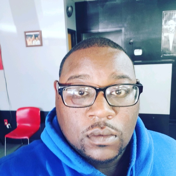 Profile Picture of Daniel Gater (@docg1982) on Poshmark