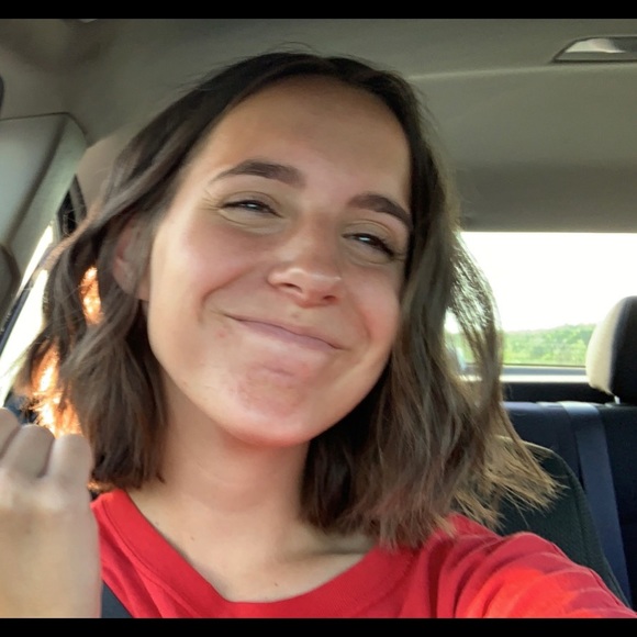 Profile Picture of Sarah Pryor (@bizzybee62037) on Poshmark