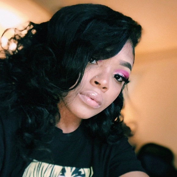 Profile Picture of Desarae Ramseur (@dezzy_dezzzy) on Poshmark