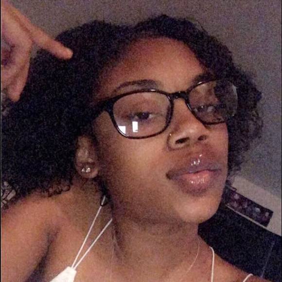 Profile Picture of Vine Vine (@dyvine_blow) on Poshmark