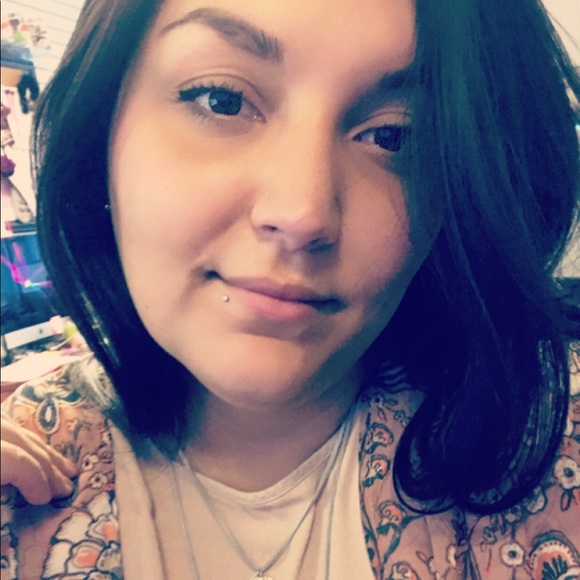 Profile Picture of Jessica Palhete (@jessica_palhete) on Poshmark