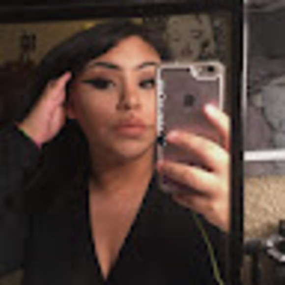 Profile Picture of Melinda Arcos (@melinda_arcos) on Poshmark